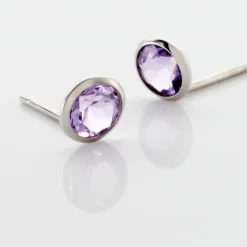 Boucles D'oreilles Puces Edy Serti Clos Or Blanc Amethyste